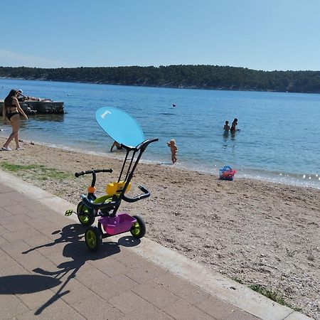 6 M, 50 M Do Plaze Appartement Barbat na Rabu Buitenkant foto