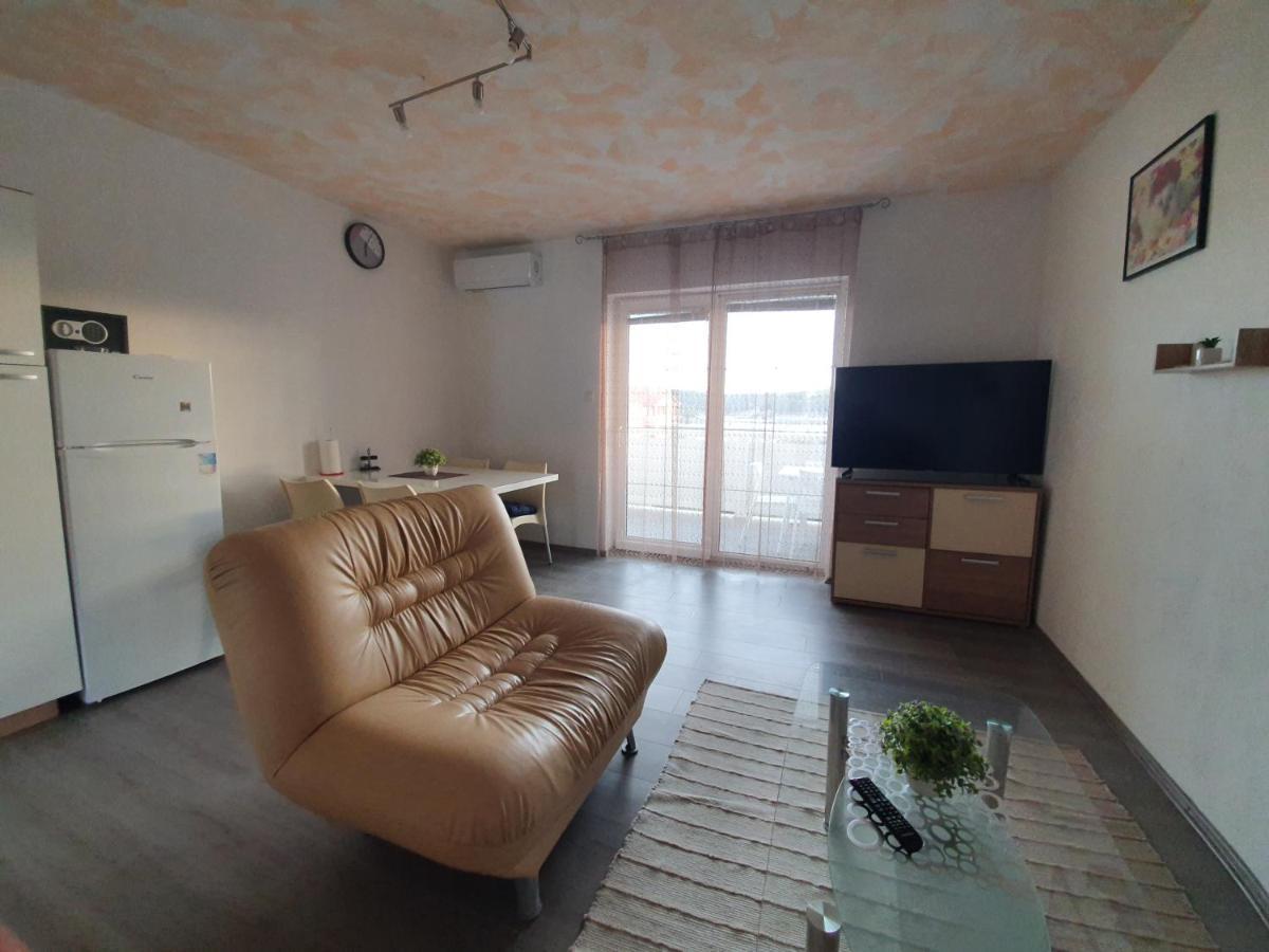 6 M, 50 M Do Plaze Appartement Barbat na Rabu Buitenkant foto