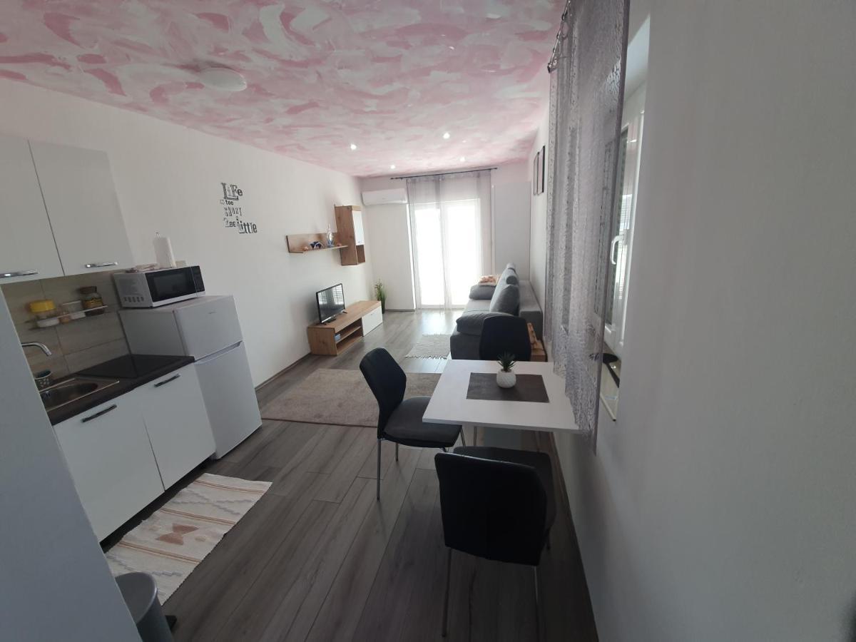 6 M, 50 M Do Plaze Appartement Barbat na Rabu Buitenkant foto