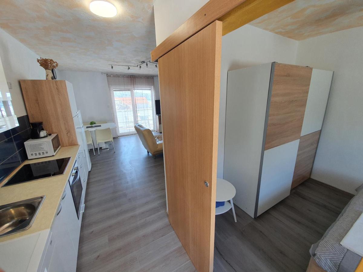 6 M, 50 M Do Plaze Appartement Barbat na Rabu Buitenkant foto